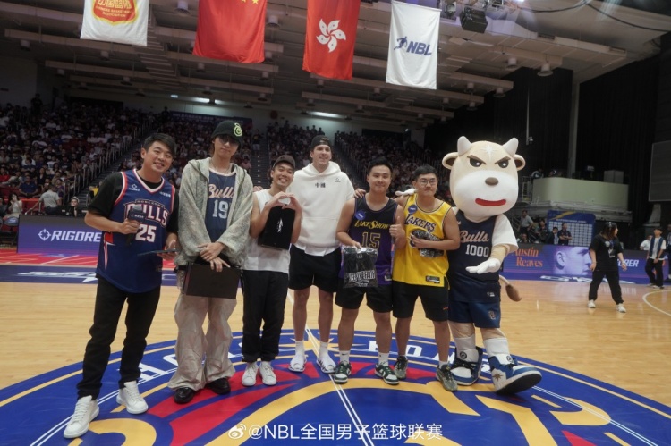 湖人球星里夫斯观看香港金牛vs湖北文旅 并为球迷送球衣&球鞋