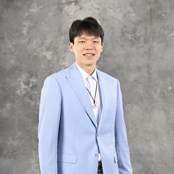 加油！杨瀚森更新微博头像 从小丑约基奇换成了西装杨瀚森