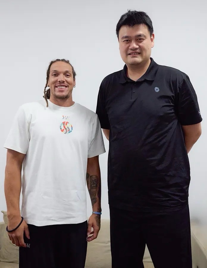 排面拉满！掘金晒戈登与姚明合照：在上海的标志性见面