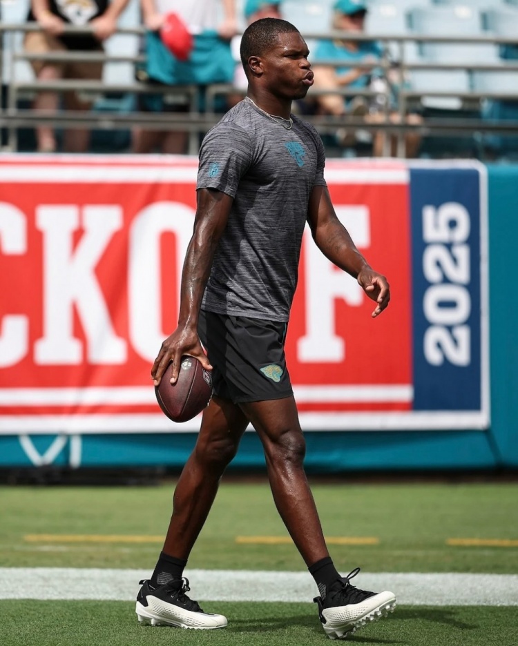 跨界联动！NFL榜眼上脚钉鞋版本的华子签名鞋AE 1