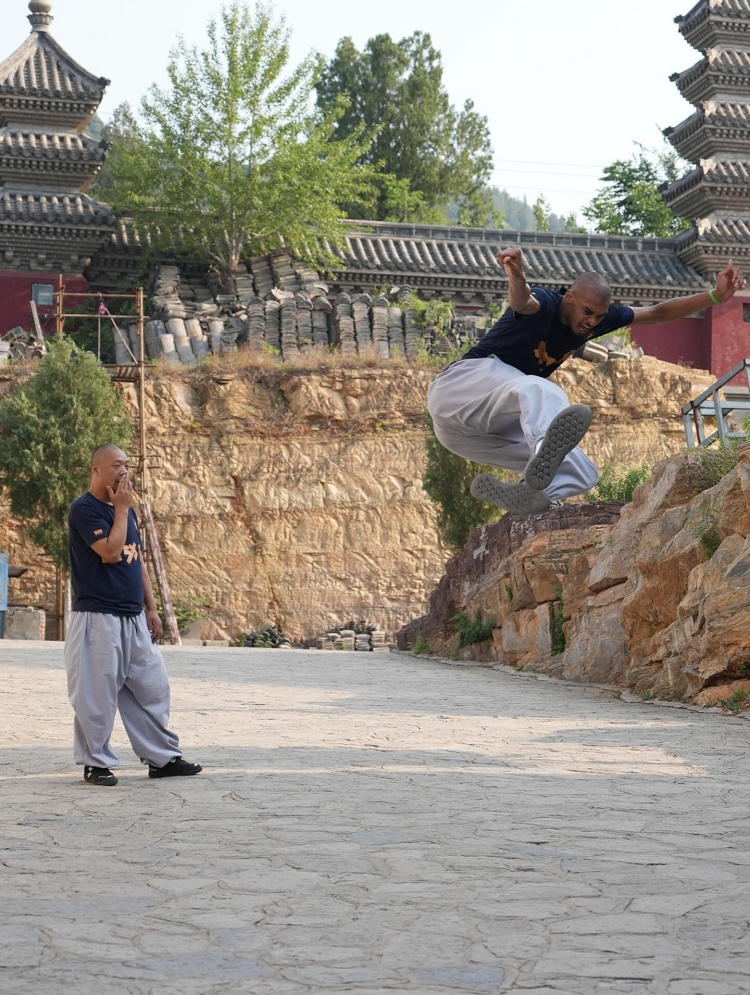 文班晒照回顾休赛期：与狼王&奥拉朱旺等人特训 前往少林寺修行