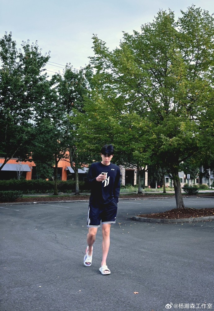 杨瀚森工作室官博晒小杨近照：波特兰的秋🍂