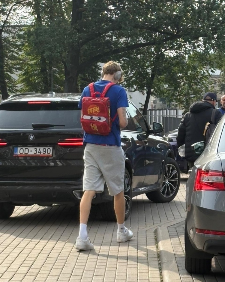 背上我心爱的小书包！赛前穆里宁背着一个卡通小书包前往球馆