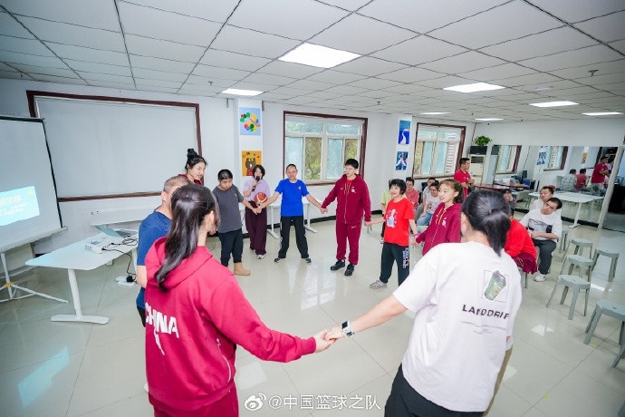 中国女篮专程前往智障人士服务工作站 以实际行动支持公益事业