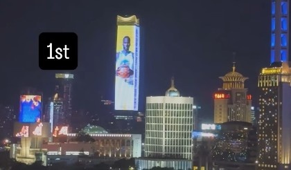 亮相中国上海外滩巨幕！追梦：妈妈我做到了 永怀感恩！