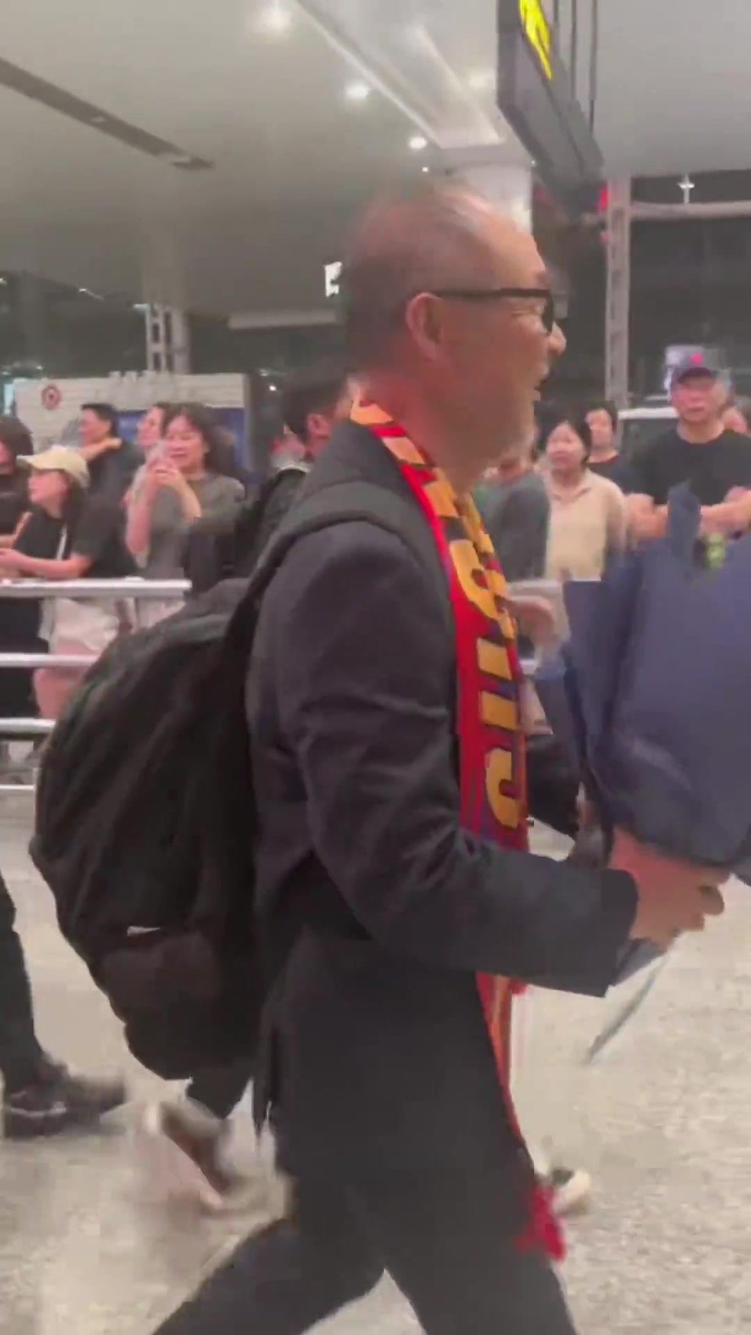 将接手重庆铜梁龙！重庆广电晒视频：张外龙已抵达江北国际机场