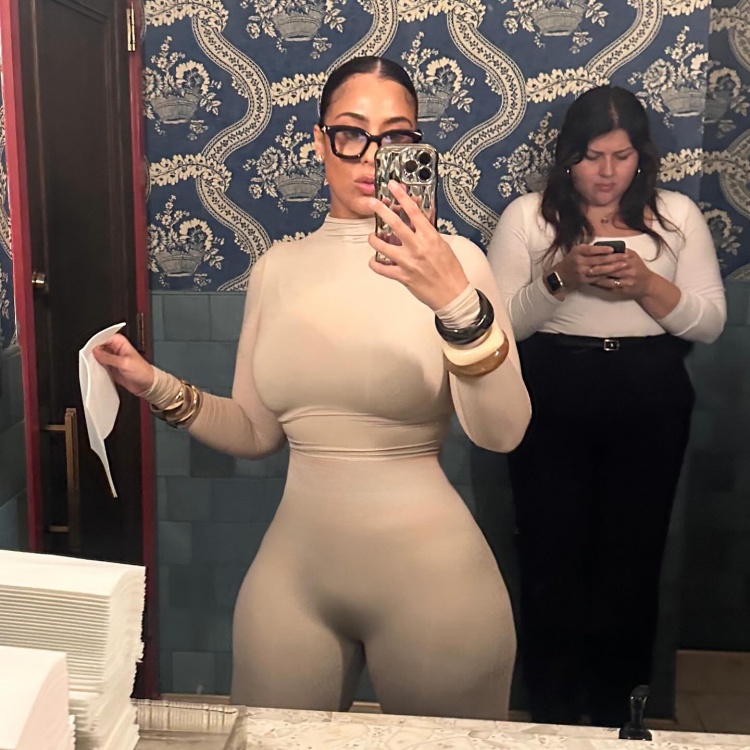 皮尔斯：你男友若点赞大屁股女算出轨吗？女主持：不算 我理解他