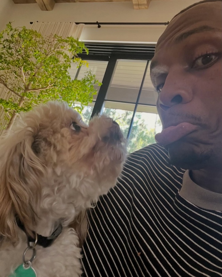 威少为爱犬庆生：十一岁依然风采不减🐾🦴 你是真正的MVP！