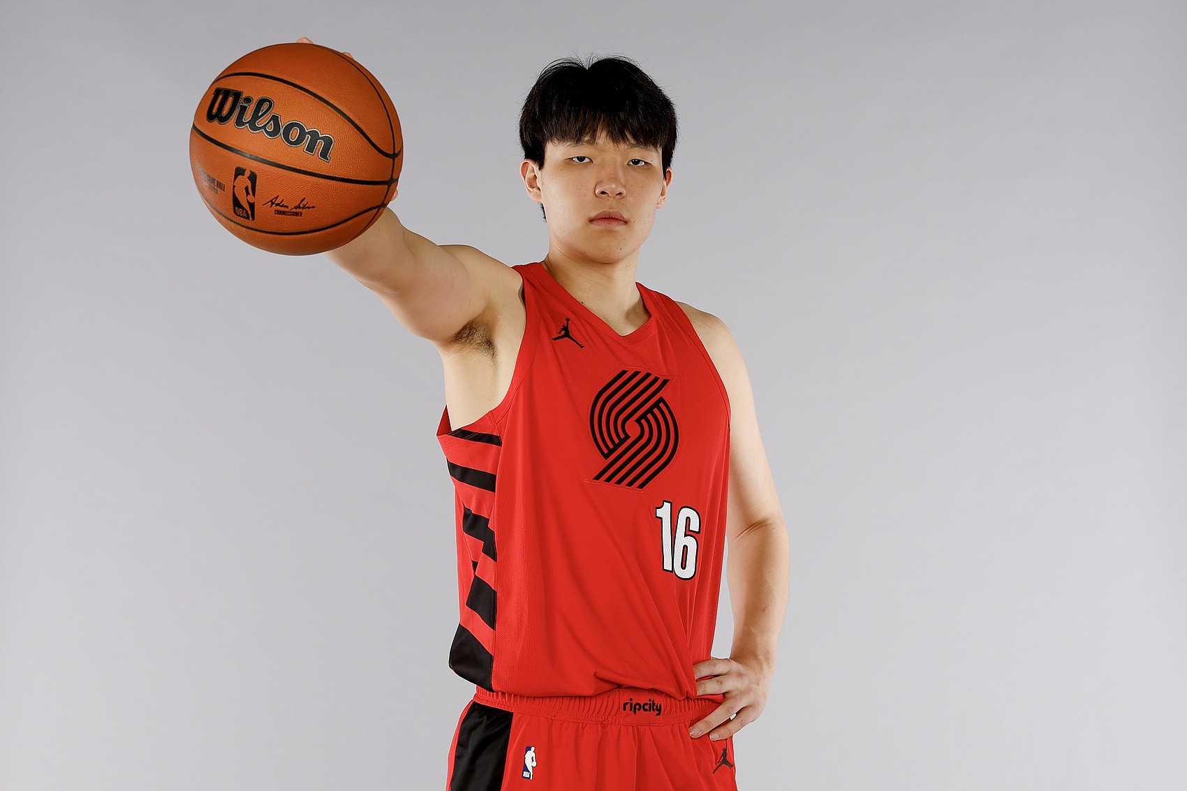 媒体人：姚明当年被老马晃倒后奋发图强 以小杨球商也能提升自己