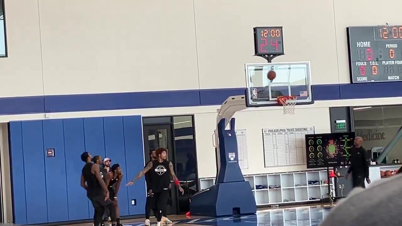 依旧丝滑！乔治训练中玩1V1 连续在乌布雷马克西头上完成干拔