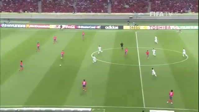 一模一样🤣韩国队主帅洪明甫02年世界杯也曾原地转圈失误致丢球