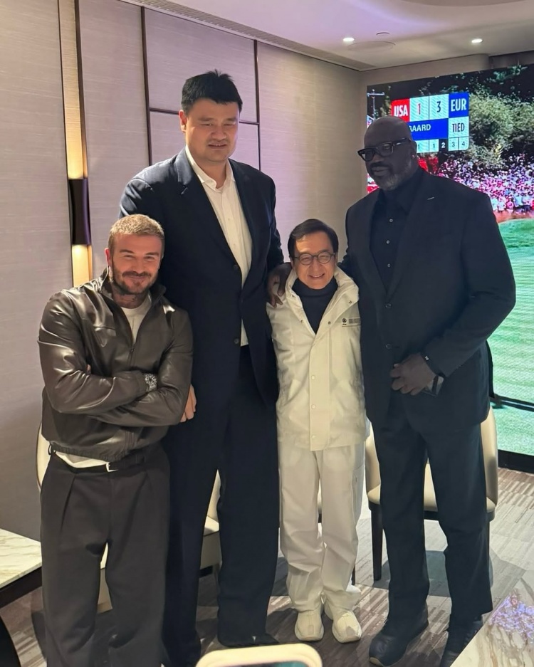 跨界联动！贝克汉姆晒与姚明&奥尼尔&成龙合影：见到了三位传奇